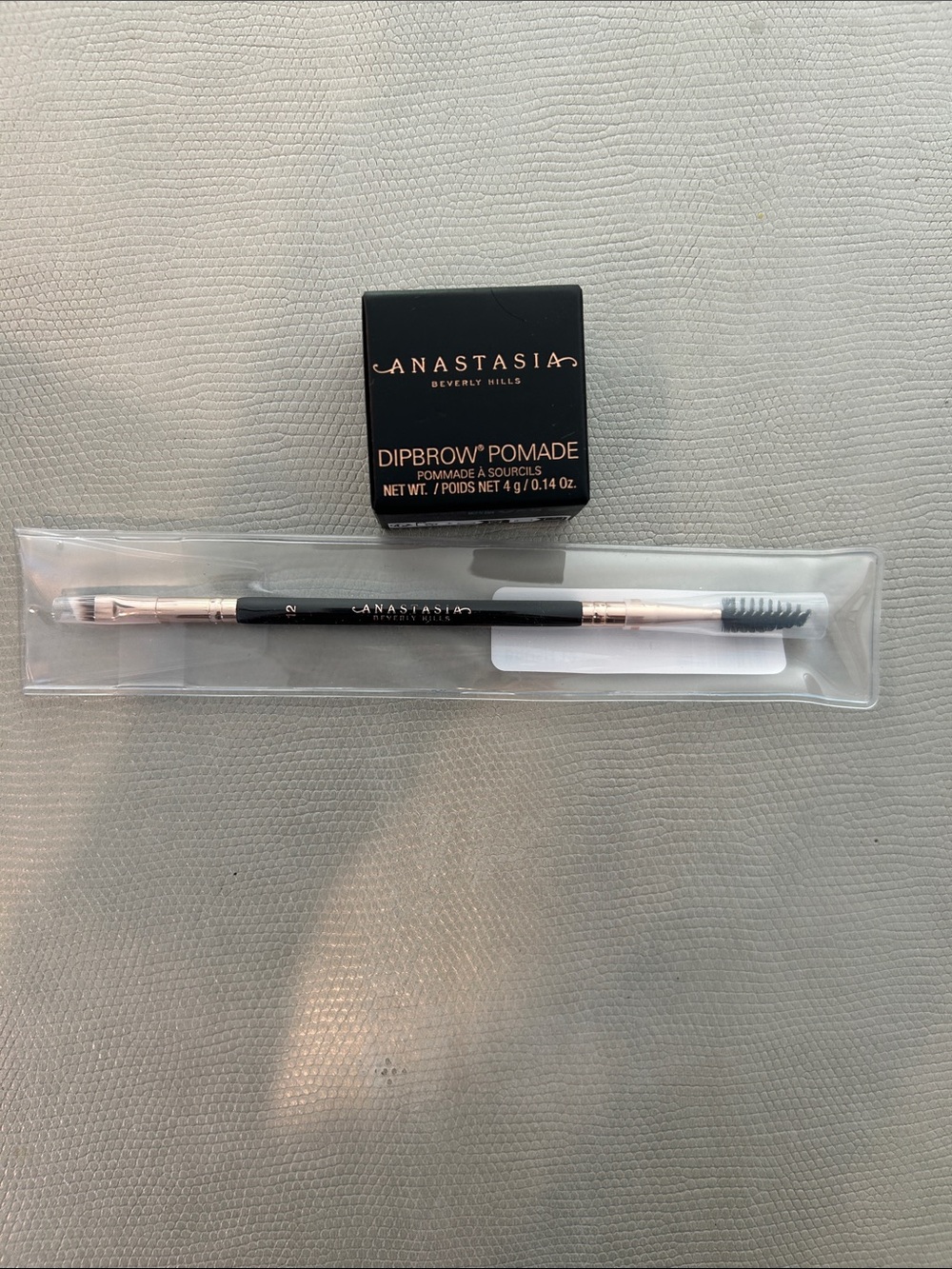 Anastasia Beverly Hills
DIPBROW PomadeMEDIUM BROWN With #12 Brush NEW